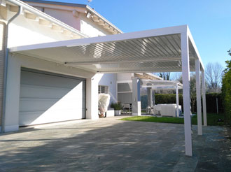 Struttura in alluminio con lamelle orientabili