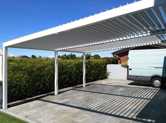 Pergola bioclimatica composta da due moduli accoppiati