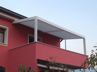 Struttura in alluminio su terrazza con lamelle orientabili