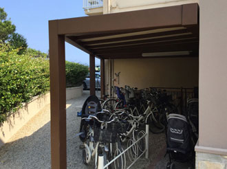 Struttura addossata color corten per ricovero biciclette