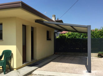 Pergola addossata all'abitazione di colore antracite