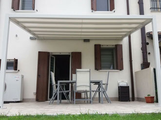 Struttura ancorata alla casa con telo fisso in pvc