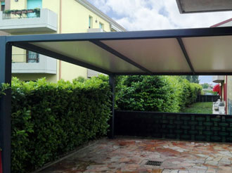 Struttura ancorata al muro dell'abitazione con una sola colonna di cm 450x500