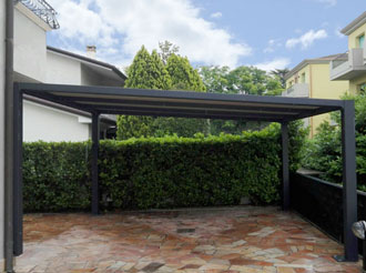 Vista laterale pergola ancorata al muro di casa