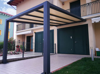 Pergola fronte garage per copertura auto