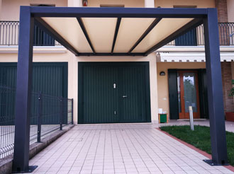 Vista frontale pergola ancorata al muro di casa di cm 290x500