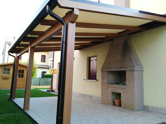 Pergola in alluminio effetto legno e tende a rullo accoppiate