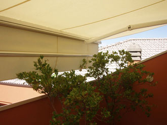 Tenda a bracci motorizzata e tenda a caduta frontale