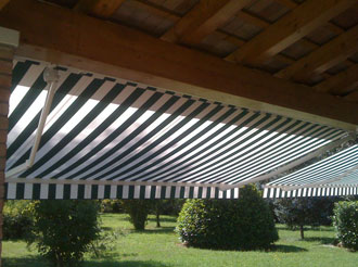 Tenda a bracci in barra quadra fissata sul terrazzo