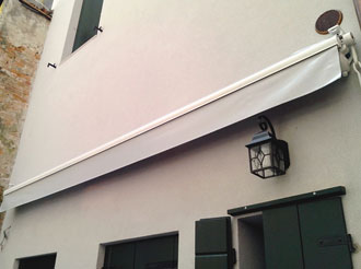 Tenda a bracci chiusa con telo in pvc grigio