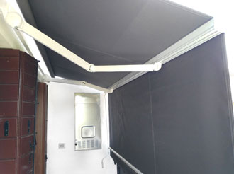 Tenda a bracci con tenda a caduta frontale