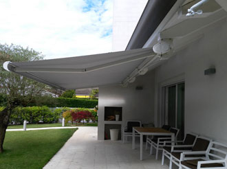 Tenda cassonetto con telo acrilico grigio