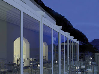 Vetrate scorrevoli su pergola con tenda a pacchetto